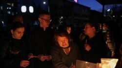 Familiile tinerilor care erau în clubul incendiat din Macedonia de Nord așteaptă îngrijorate vești