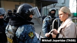 Москва. Коррупцияга каршы күрөшүү фондунун юристи Любовь Соболь сотко келген учур. 12-апрель, 2021-жыл. 