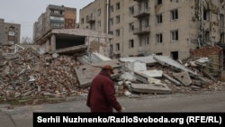 საილუსტრაციო ფოტო. ადგილობრივი მცხოვრები პოკროვსკში, ერთ-ერთი განადგურებული შენობის წინ 