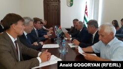 აფხაზეთის დე ფაქტო მთავრობის და "როსავიაციის" წარმომადგენლების შეხვედრა სოხუმში. 2019 წლის 21 აგვისტო