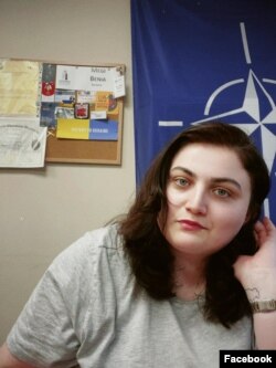 ეს ფოტო მეგიმ საგარეო სამინისტროში მუშაობის ბოლო დღეს გადაიღო - მან მინისტრის კურატორ მოადგილეს დაუყოვნებლად გათავისუფლების თხოვნით მიმართა და განცხადება იმავე დღეს დაუკმაყოფილეს ისე, რომ წასვლის მიზეზები არ უკითხავთ, არც ის უთქვამთ, რომ ვინმესთვის მისი საქმე უნდა გადაებარებინა.