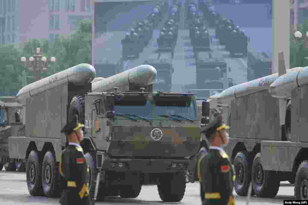 Automjete ushtarake kineze duke parakaluar në paradë.