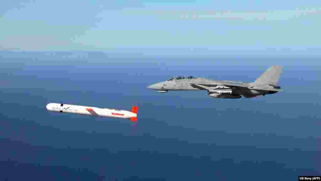 Tomahawk koji leti uz američki mornarički F-14 iznad južne Kalifornije 2002. godine.Kijev je više puta tražio pristup američkim raketama dugog dometa. Godine 2024, ukrajinski predsjednik Volodimir Zelenski nagovijestio je da je Ukrajina zatražila Tomahawk rakete. Tada je jedan zvaničnik Bijele kuće navodno taj zahtjev nazvao "potpuno neizvodivim".