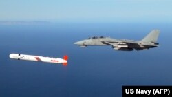 Ракета "Томахоук", ескортирана от американски изтребител F-14.