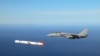 Një Tomahawk duke fluturuar pranë një avioni luftarak F-14 të marinës së SHBA-së, mbi Kaliforninë jugore, më 2002.