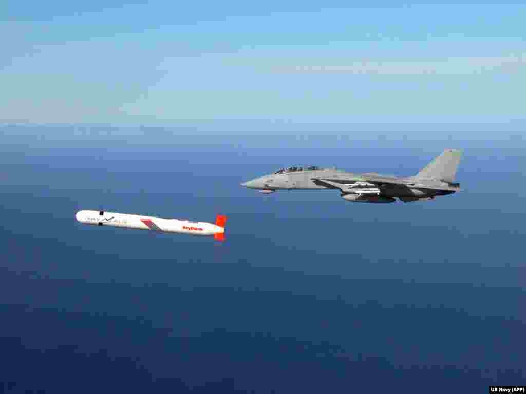 „ტომაჰავკი“ აშშ-ის საზღვაო ძალების F-14-თან ერთად დაფრინავს სამხრეთ კალიფორნიის თავზე, 2002 წელი. კიევმა არაერთხელ მოითხოვა აშშ-ის შორი მოქმედების რაკეტებზე წვდომა. 2024 წელს უკრაინის პრეზიდენტმა ვოლოდიმირ ზელენსკიმ მიანიშნა, რომ კიევმა „ტომაჰავკები“ მოითხოვა. როგორც ამბობენ, თეთრი სახლის წარმომადგენელმა იმ დროს მოთხოვნას „აბსოლუტურად შეუძლებელი“ უწოდა.