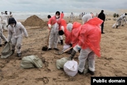 Волонтеры собирают мазут после аварии двух российских танкеров в Керченском проливе. Россия, Краснодарский край, 23 декабря 2024 года