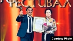 Сыйлык Кыргыз улуттук академиялык драма театрынын директору Асылбек Өзүбековго тапшырылды.