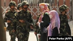 Үрүмчүнүн көчөсүндөгү мусулман аялдар. 3-июль, 2010-жыл.