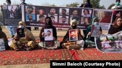 په زوره د لادرکه کړل شويو کسانو خپلوان د پاکستان په بېلا بېلو ښارونو کې د هغوی د موندلو لپاره احتجاجونه کوي ــ انځور له ارشيفه