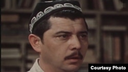 Shuhrat Abbosov suratga olgan "Olovli yo‘llar" filmida Hamza Hakimzoda Niyoziy taraqqiyparvar ziyoli va ayollar huquqlari uchun kurashchi qiyofasida namoyon bo‘lgan.