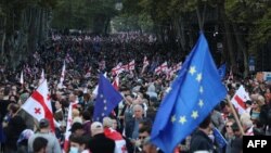 Zeci de mii de protestatari ai opoziției, mărșăluind prin centrul capitalei georgiene pe 4 octombrie 2025.