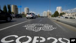 په باکو کې د ملګرو ملتونو د اقلیم د بدلون د ۲۹م کنفرانس څخه مخکې چې د نومبر له ۱۱ څخه تر ۲۲ پورې ټاکل کېږي په لویه لاره کې رنګ شوی سړک د لیدونکو هرکلی کوي.