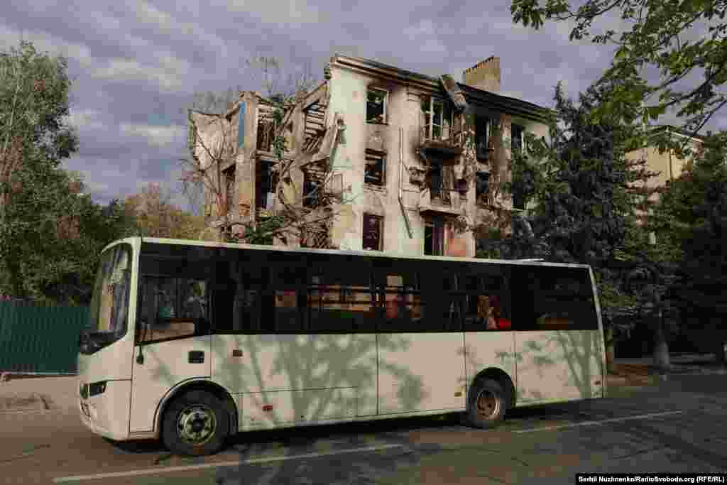 Гарадзкі транспарт працуе безь перапынкаў. Ёсьць аўтобусныя рэйсы ў іншыя гарады Данеччыны і іншыя рэгіёны Ўкраіны. Ад пачатку лістапада цягнікі на Данеччыну ня ходзяць, бо небясьпечна