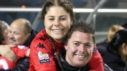 Шэйн трэніраваў таксама жаночы клюб у Паўднёвай Аўстраліі, і яго каманда выйграла Кубак