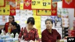 Азия өлкөлөрү улуттук акчаларын девальвациялоого өз өндүрүшүнөн чыккан товарлардын баасын арзандатып, атаандаштык жөндөмүн арттыруу үчүн барышат. 