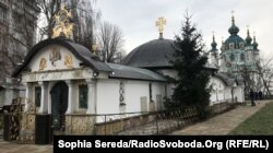 На передньому плані каплиця УПЦ (Московського патріархату), збудована біля фундаменту Десятинної церкви на території Національного музею історії України. Київ, 2 лютого 2018 року
