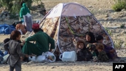 افراد آسیب دیده از زلزه در ولایت کنر که زیر خیمه زندگی می‌کنند 