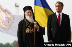 Вселенський патріарх Варфоломій I і президент України Віктор Ющенко (праворуч) під час урочистостей з нагоди 1020-річчя Хрещення України-Руси, 25 липня 2008 року