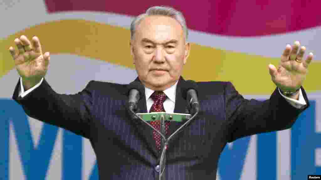 "Бүгінде жасы 73-тен асқан Нұрсұлтан Назарбаев алдағы уақытта кезекті мәрте президент сайлауына түсуі мүмкін екенін жоққа шығармайды" деп жазды Батыс басылымдары 2014 жылы. Сол жылы ақпанда өзінен болашақта сайлауға түсетіні туралы сұраған Bloomberg журналисінің сұрағына Назарбаев: &laquo;Мен 2016 жылғы желтоқсанның аяғына дейінгі мерзімге сайланғанмын, уақыты келгенде көрерміз&raquo; деп жауап берген. Суретте: Президент Нұрсұлтан Назарбаев Қазақстан халықтарының бірлігі күнгі жиында сөйлеп тұр. Алматы, 1 мамыр 2012 жыл.