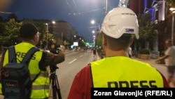 Novinar i snimatelj tokom izveštavanja sa protesta u Beogradu, 15. avgusta 2025.