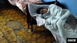 В психиатрических лечебницах Грузии пациенты оказываются в кошмарных условиях. Обстановка и отношение персонала в больнице, мягко говоря, не способствуют облегчению участи пациентов клиники