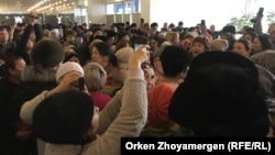 Многодетные матери, пришедшие на встречу с чиновниками акимата Астаны. 15 февраля 2019 года.
