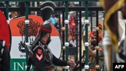 د هند او پاکستان ترمینځ پر واګه پوله د هند او پاکستان سرتېري يو بل ته ګوري ـ انځور له ارشیفه