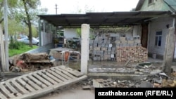 Aşgabatda ýumrulan jaýlaryň biri. Arhiwden alnan surat.