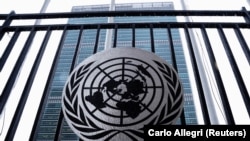 Logoja e OKB-së pranë selisë në Nju Jork. 