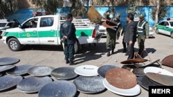 Конфискация спутниковых антенн проводилась и в Иране. Тегеран, 21 февраля 2012 года.