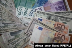 Сомы, евро, доллары.