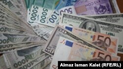 Бишкектеги акча алмаштыруу жайларында 22-октябрда бир АКШ доллары 56 сом алтымыш тыйынга чыкты. Евро 72 сом кырк тыйындын айланасында сатылууда.