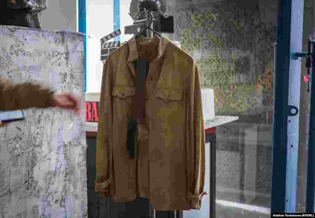 Быйыл&nbsp;"Биринчи мугалим"&nbsp;тасмасы тартылганына 57 жыл толду. Бул аскер кийими ошол тасмада колдонулган.&nbsp;