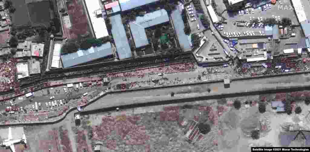 Mulțimi de afgani care încearcă să plece din țară s-au format pe latură estică a aeroportului.