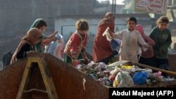 په پېښور کې ماشومان له ډېرانونو کباړ ټولوي