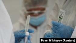 COVID-19 илдетин аныктоочу лабораториянын дарыгерлери. Иллюстрациялык сүрөт.