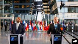 ბრიტანეთისა და საფრანგეთის საგარეო საქმეთა მინისტრები დევიდ ლამი და ჟან-ნოელ ბარო ნატოს შტაბ-ბინაში, ბრიუსელში. 2025 წლის 4 აპრილი