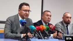 Вътрешният министър Даниел Митов (вляво), главният секретар на МВР Мирослав Рашков (до него) и зам.-директорът на полицията в Русе Александър Ковачев дават брифинг за побоя над Николай Кожухаров, 4 септември 2025 г.