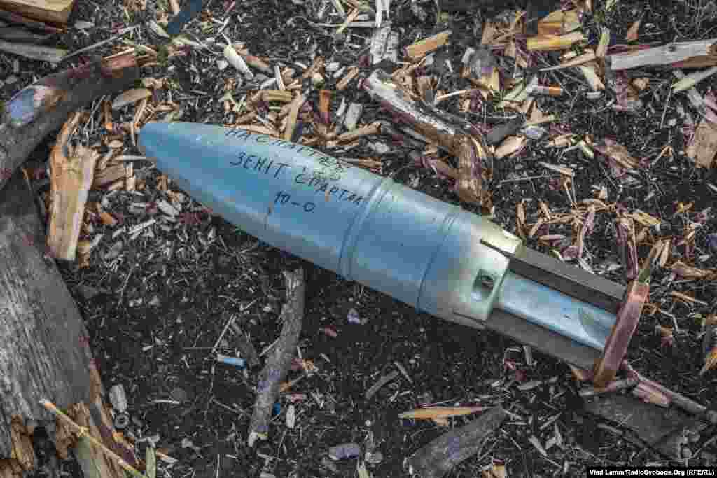 Танковий снаряд, що не вибухнув, із написом: &laquo;На Спартак. Зеніт &ndash; Спартак 10 - 0&raquo;​