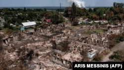 Зруйновані будинки в місті Привіллі на Луганщині внаслідок масштабного вторгнення Росії до України, 14 червня 2022 року