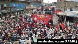 د عوامي نیشنل پارټۍ صوبايي مشر اېمل ولي خان په لنډيکوتل کې جلسې ته وینا کوي