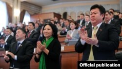 “Кыргызстан” партиясынын катарында Жогорку Кеңештин депутаты Шаршенбек Абдыкеримов (оңдо) жана Чүй облусунун мурунку губернатору Канат Исаев (солдо) да бар. 