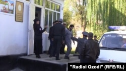 Асадулла Ибраимов деген жергиликтүү молдо сексуалдык кылмышка барды деп айыпталып, 7 жылга абакка кесилди. Дүйшөмбү. 2013-жылдын 24-октябры.