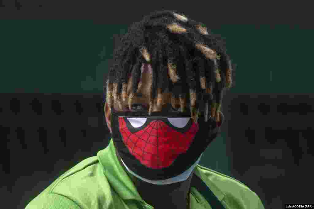 Валянтэр достаўляе прадукты для малазабясьпечаных сем'яў у Панаме.