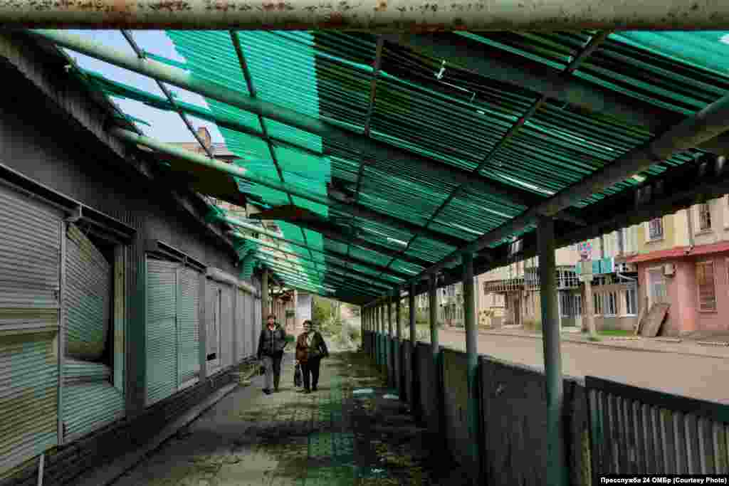 În ciuda pericolelor legate de apropierea frontului, orașul mai are trei piețe funcționale, două târguri care funcționează clandestin, magazine de cartier și farmacii deschise.