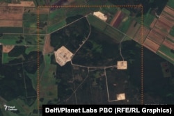 Агульны выгляд новага вайсковага аб’екта каля вёскі Паўлаўка на спадарожнікавым здымку 31 жніўня 2025 году