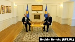 Albin Kurti dhe Hashim Thaçi. Foto nga arkivi. 