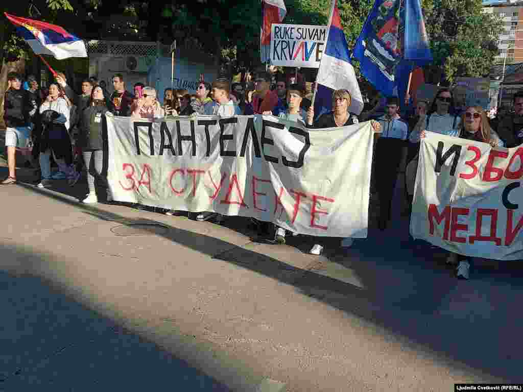 Građani iz različitih niških naselja su u nekoliko kolona krenuli ka Trgu kralja Aleksandra, gde su studenti organizovali protest.