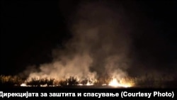 Припадници на Дирекцијата за заштита и спасување (ДЗС) помагаат во гаснење на пожарот во Старо Нагоричане, Кумановско.